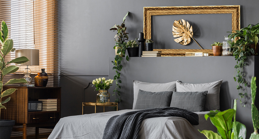 luxuriöser Rahmen in Gold  goldfarbener großer Barockrahmen über Bett