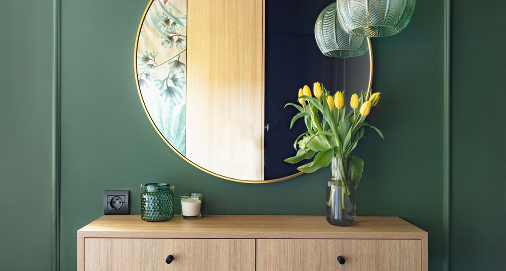 runder Wandspiegel in Gold goldener Rundspiegel hängt an Wand