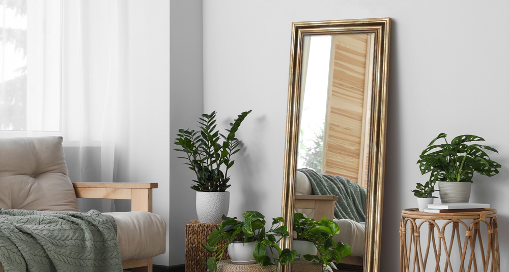 großer antiker Wandspiegel in Gold goldener Anlehnspiegel in Wohnzimmer