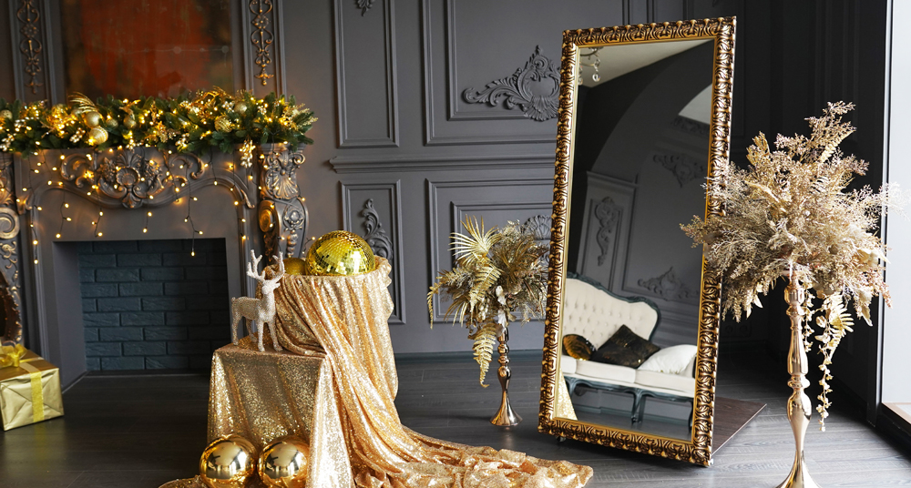 luxuriöses Wohnzimmer mit goldenem Spiegel