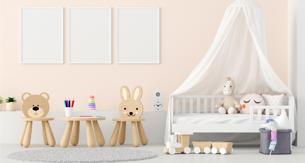 Kinderzimmer dekoriert mit weißen Bilderrahmen