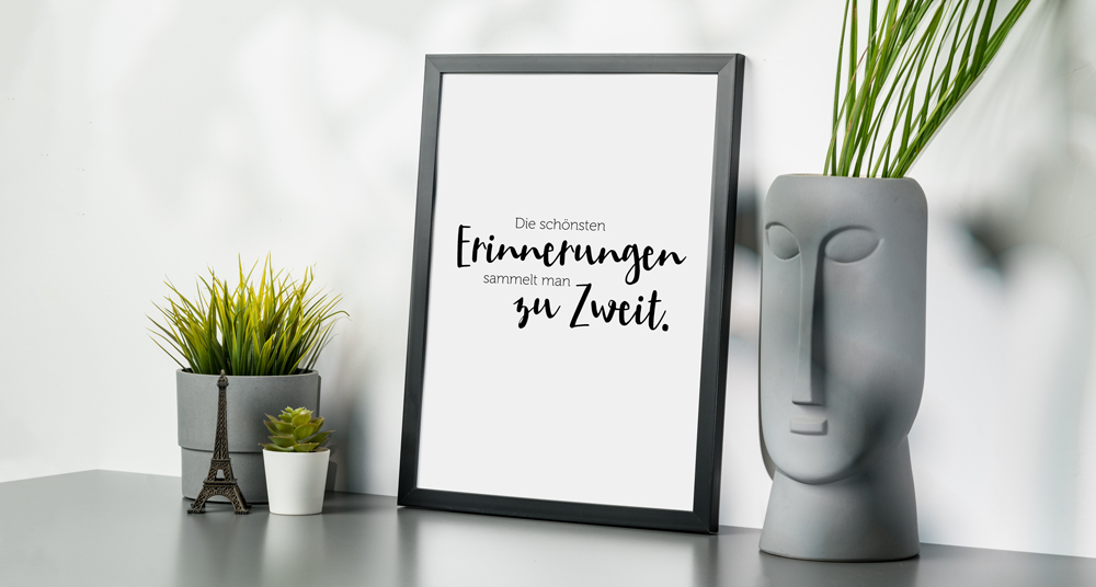 Poster mit schwarzem Bilderrahmen Poster mit Liebes-Spruch auf Kommode
