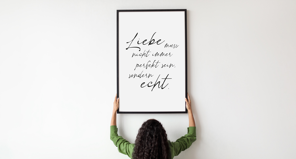 Poster zum Thema Liebe an Wand Sprücheposter wird an Wand angebracht