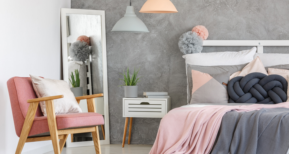 moderner Spiegel in Weiß weißer Anlehnspiegel im Schlafzimmer