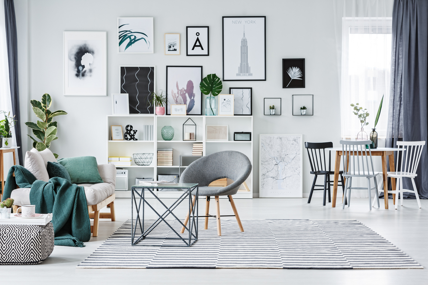 modernes Wohnzimmer mit Wand voller Bilderrahmen Ansammlung von schwarzen, weißen und naturfarbenen Bilderrahmen in großem Wohnzimmer