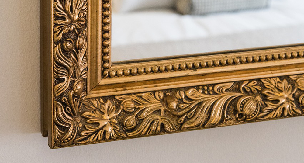 goldfarbener Spiegelrahmen goldener und ornamentierter Rahmen eines Spiegels