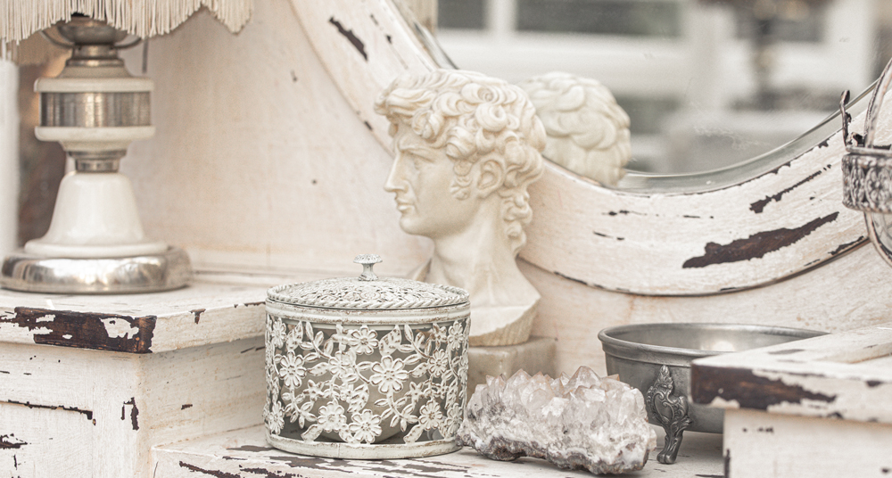 Dekoration im Shabby-Chic Stil Shabby-Chic Wohnaccessoires wie Spiegel