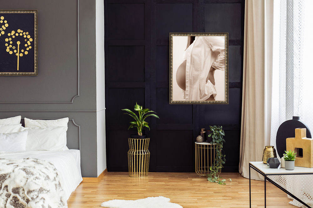 zwei silberne Bilderrahmen in teuer gestaltetem Schlafzimmer