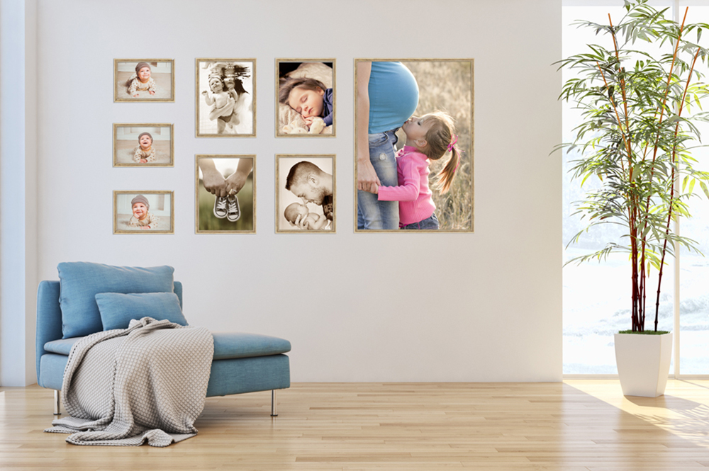modernes Wohnzimmer mit Bilderwand zur Baby Erinnerung 