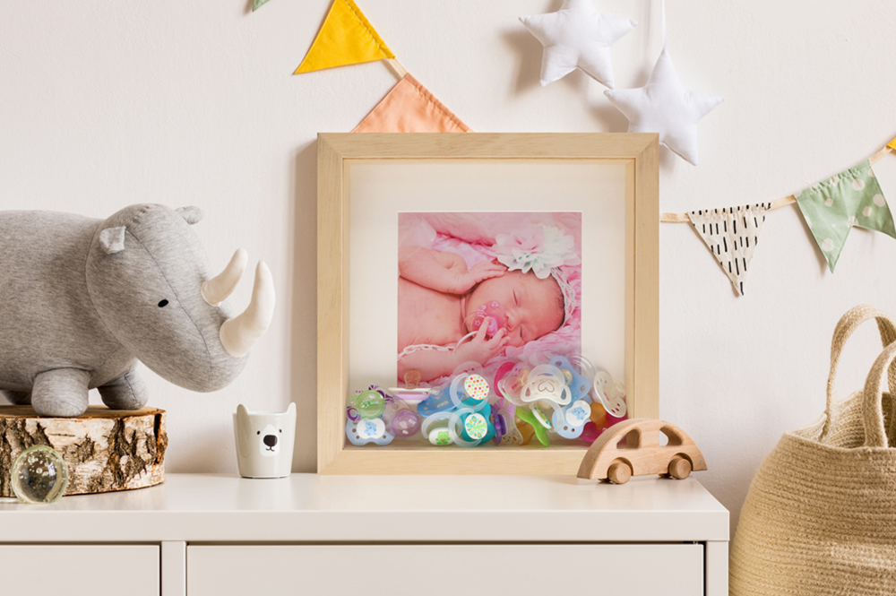 Dekoration zur Baby Erinnerung mit Spielzeugen und Babyfoto