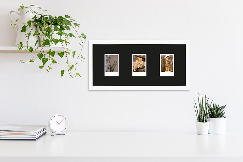 weißer Instax Mini Rahmen für drei Bilder helle und moderne Einrichtung mit weißem Fotorahmen