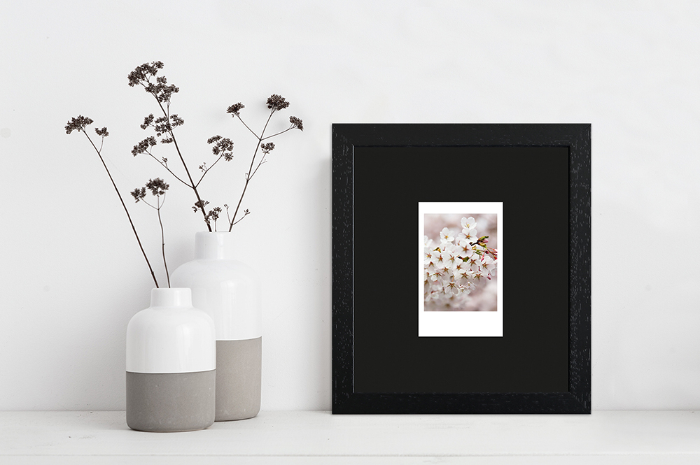 schwarzer Instax Mini Rahmen für ein Bild moderne Dekoration mit schwarzem Fotorahmen aus Holz