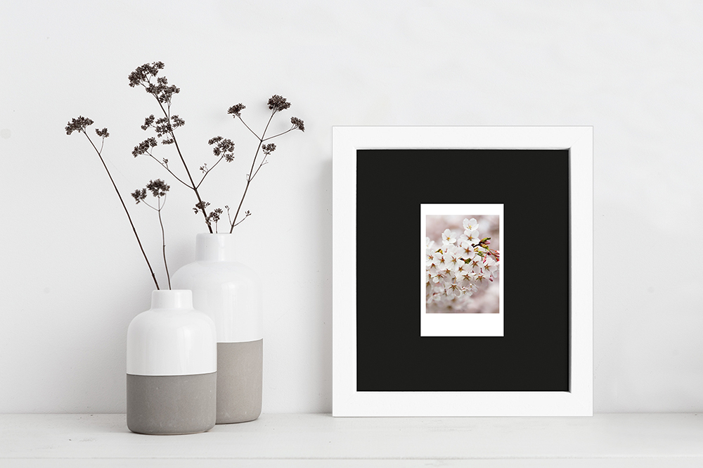 weißer Instax Mini Rahmen für ein Bild moderne Dekoration mit weißem Fotorahmen aus Holz