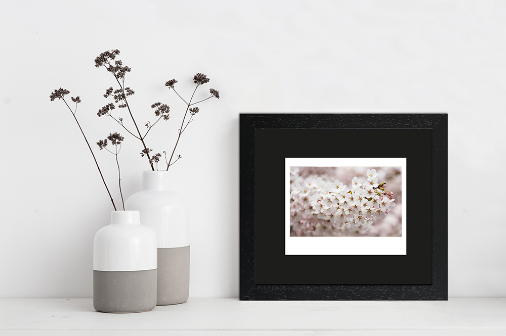 schwarzer Instax Wide Rahmen für ein Bild dezente Dekoration mit schwarzem Fotorahmen aus Holz