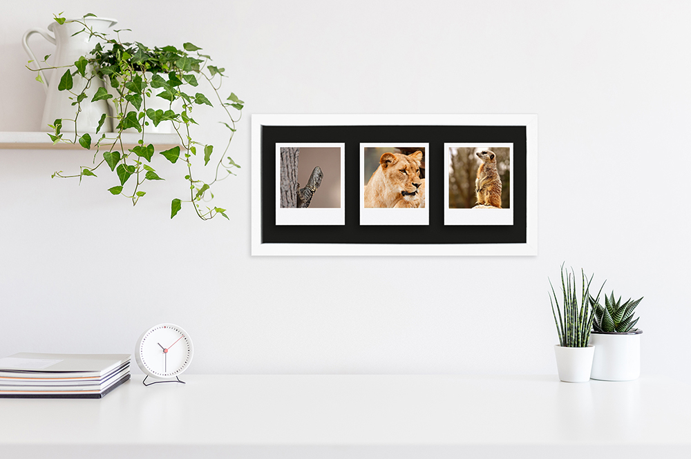 weißer Polaroid Rahmen für drei Bilder modern eingerichteter Arbeitsplatz dekoriert mit weißem Fotorahmen