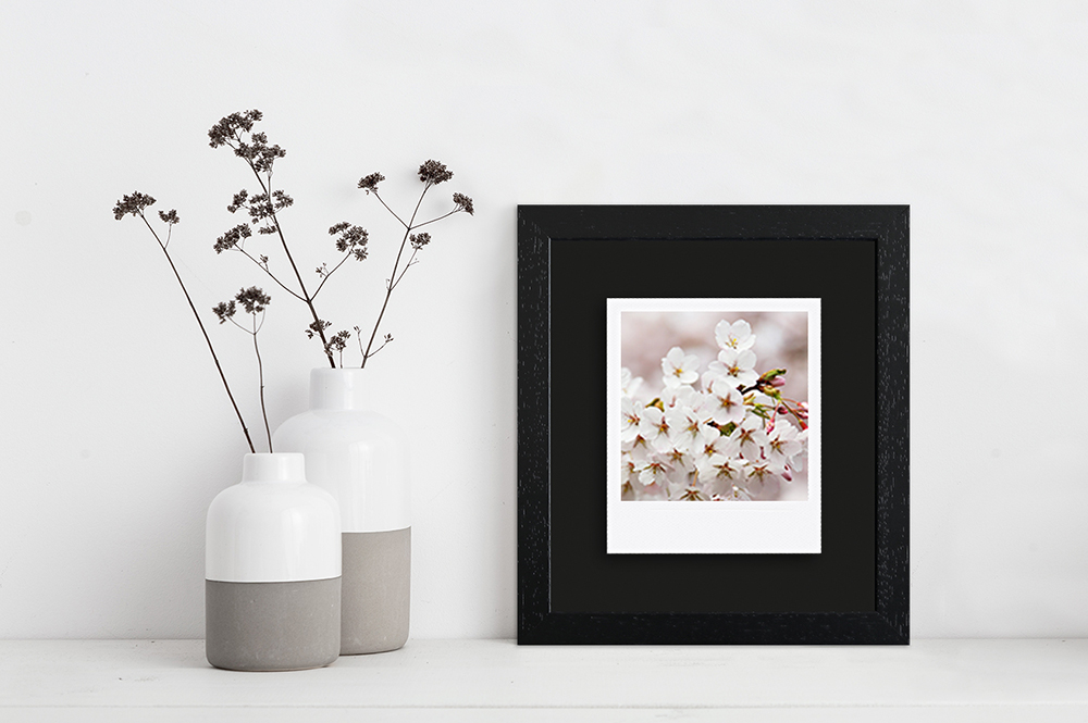schwarzer Polaroid Rahmen für ein Bild dezente Dekoration mit schwarzen Fotorahmen aus Holz