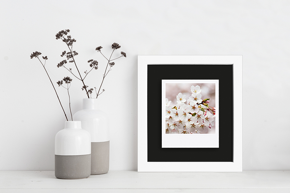 weißer Polaroid Rahmen für ein Bild dezente Dekoration mit weißem Fotorahmen aus Holz