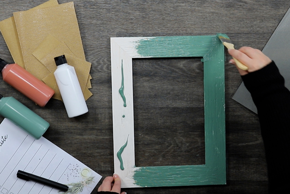 DIY - Shabby Chic Rahmen selbst gemacht: Vorbereitung ist alles weißer Leerrahmen aus Holz wird mit grüner Farbe bestrichen
