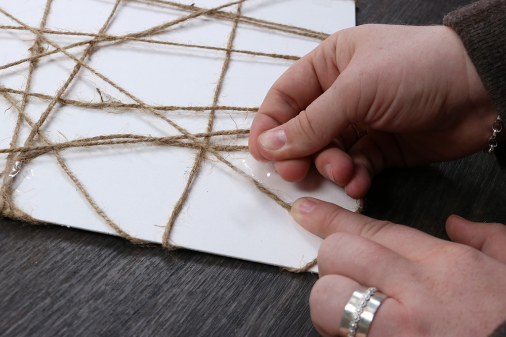 DIY-Memoboard Jute-Schnur befestigen DIY-Memoboard mit Klebestreifen die Jute-Schnur fixieren
