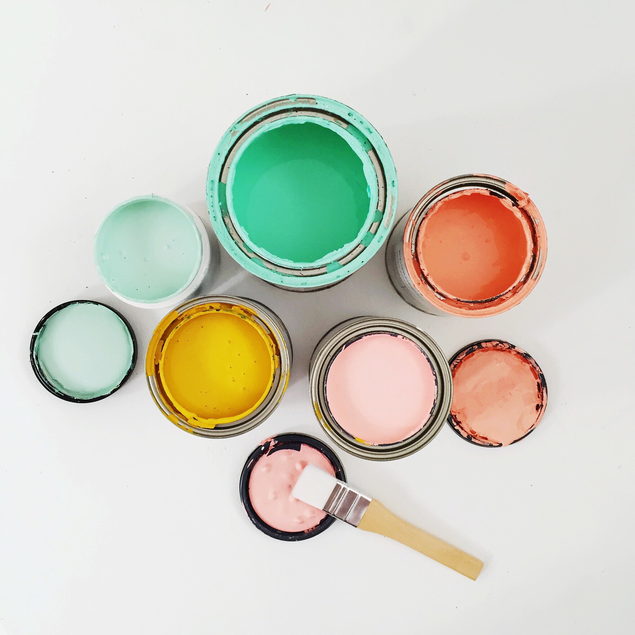 Auswahl an Farben gefüllt in Dosen zum streichen von Wänden