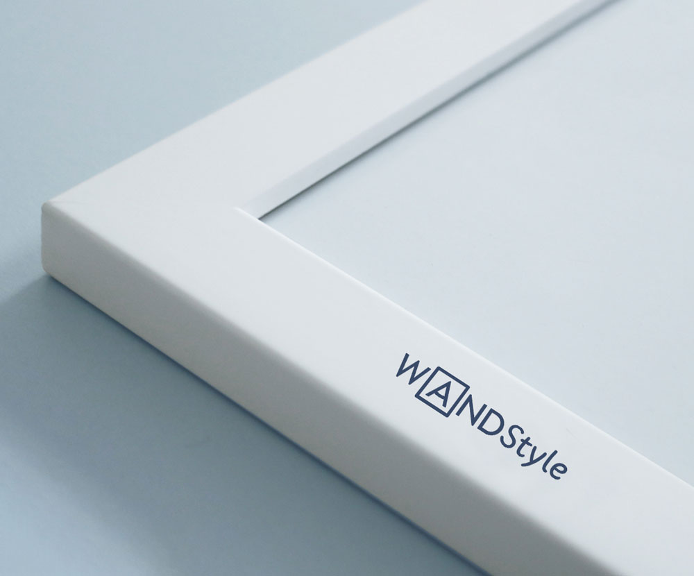 weißer Bilderrahmen mit  Werbeaufschrift und Logo der Firma WANDStyle