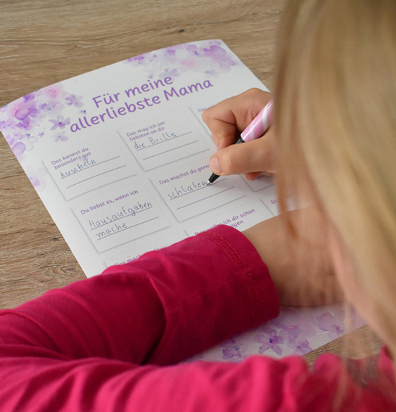 Vorlage für Muttertagsgeschenk in Lila wird ausgefüllt Kind schreibt auf Vorlage für Geschenkurkunde