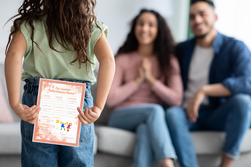 gerahmte Geschenkurkunde in Orange Mädchen beschenkt Eltern mit Urkunde