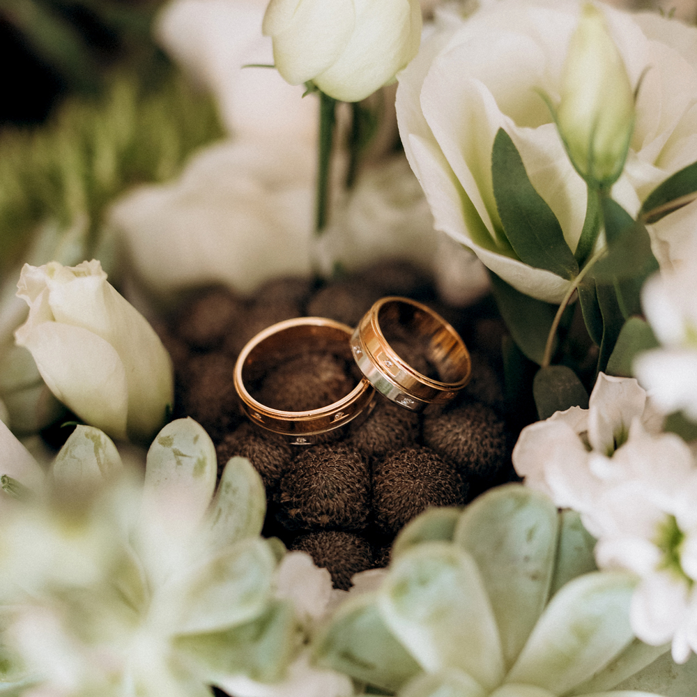 Ringe zur Hochzeit dekoriert mit Blumen