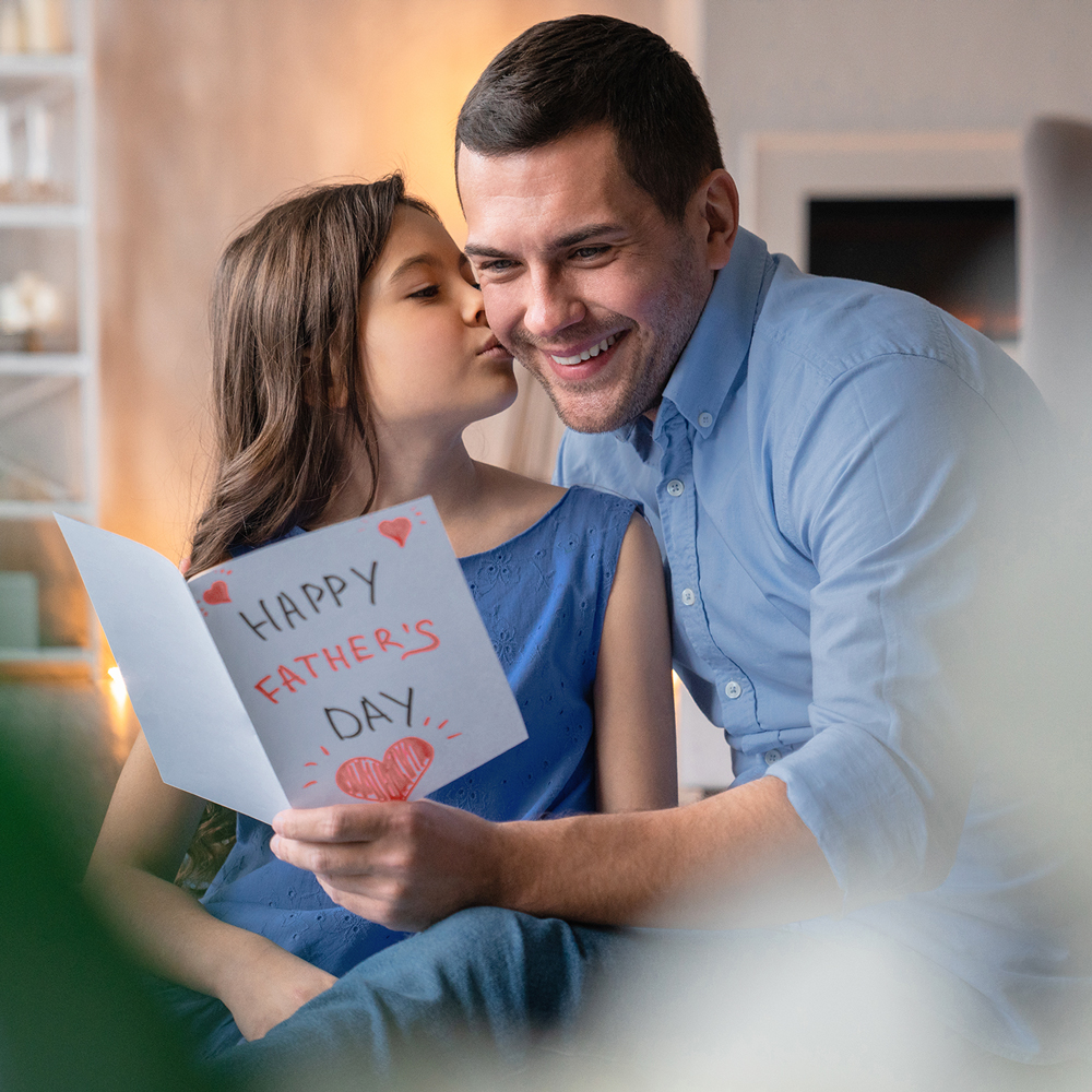 Geschenkideen zum Mutter- und Vatertag Kind schenkt Vater ein Vatertags Geschenk