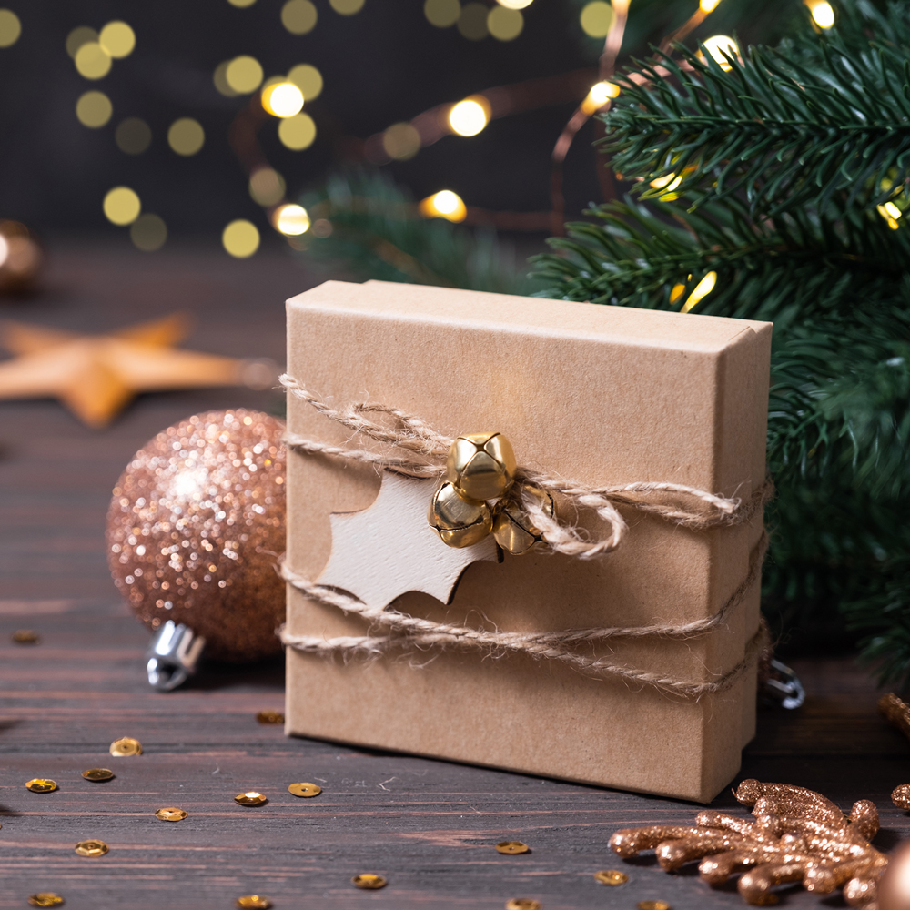 Geschenkideen zu Weihnachten Geschenk zu Weihnachten dekoriert mit einer Weihnachtskugel