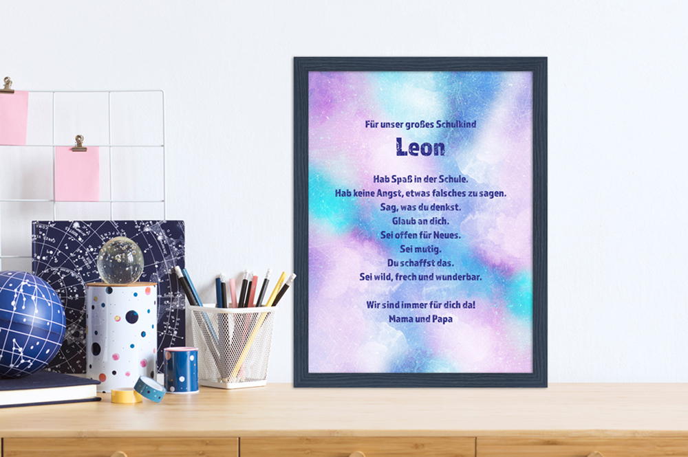 Geschenkidee zur Einschulung: motivierender Spruch in blauem Rahmen Schreibtisch dekoriert mit eingerahmten Sprüche Poster