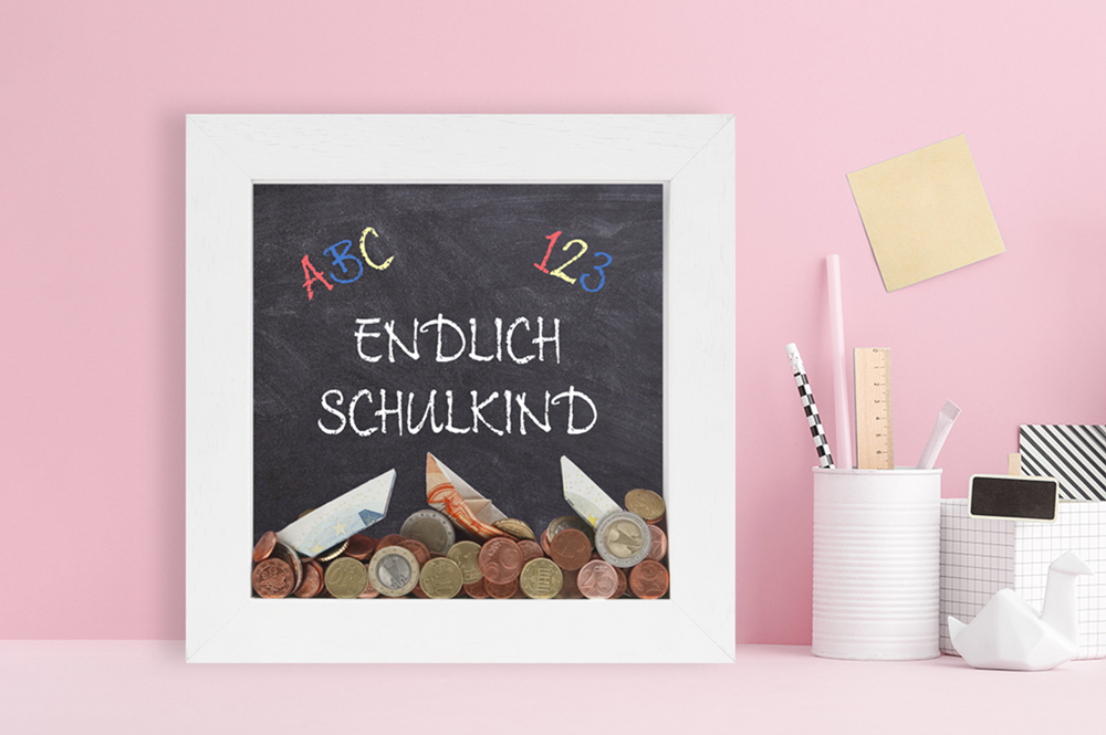 Geschenkidee zur Einschulung: Objektrahmen gefüllt mit Geld Geldgeschenk und Deko-Schultafel in weißem Objektrahmen
