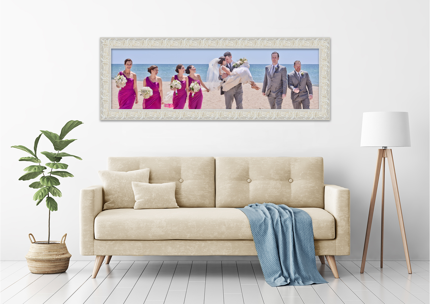weißer Bilderrahmen mit Hochzeitszeremonie Foto Wohnzimmer dekoriert mit Hochzeitsfoto