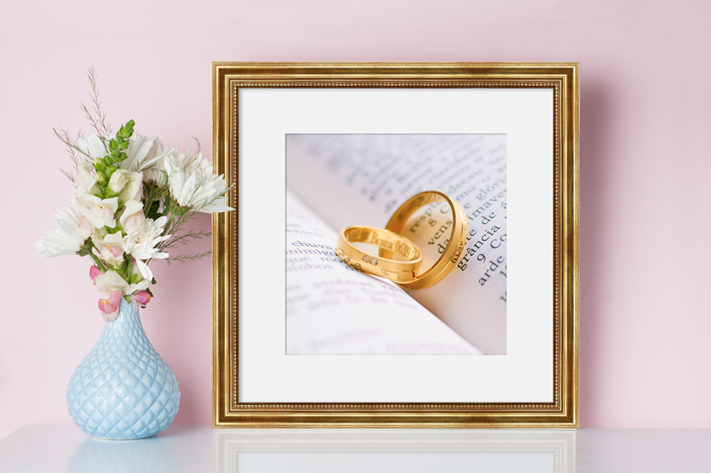 goldener Bilderrahmen mit Foto eines Hochzeitsrings edler Holzbilderrahmen in der Farbe Gold