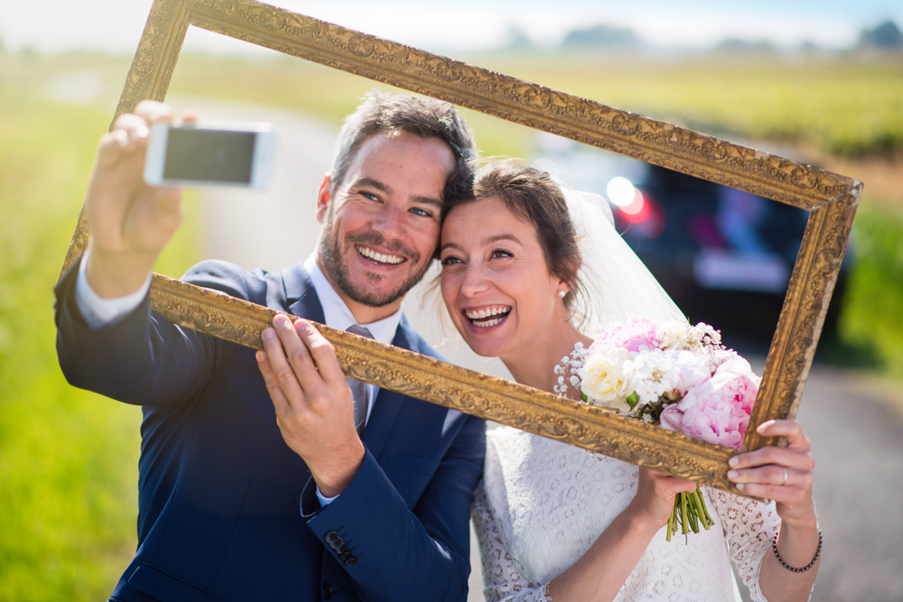 Hochzeitsfoto mit Bilderrahmen in der Farbe Gold Brautpaar mit goldenem Hochzeitsrahmen