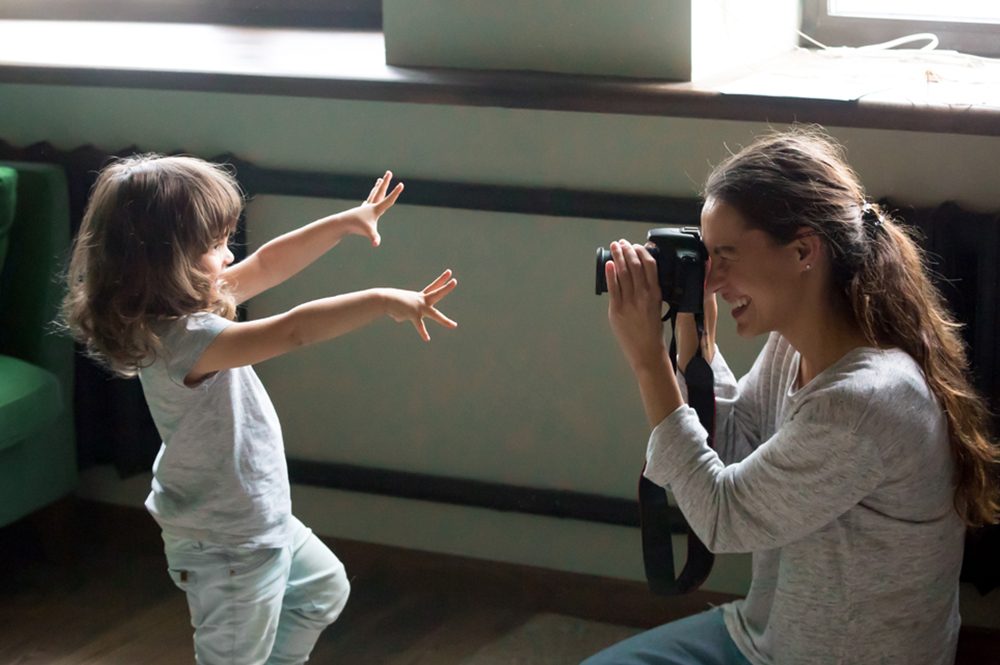 kreative Zeit mit Kindern - Fotoshooting Mutter fotografiert Tochter