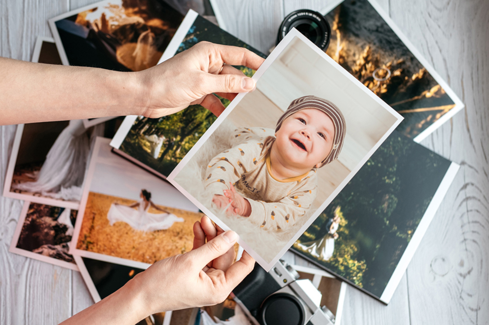 kreative Zeit mit Kindern - Fotografien Stapel verschiedener Fotos