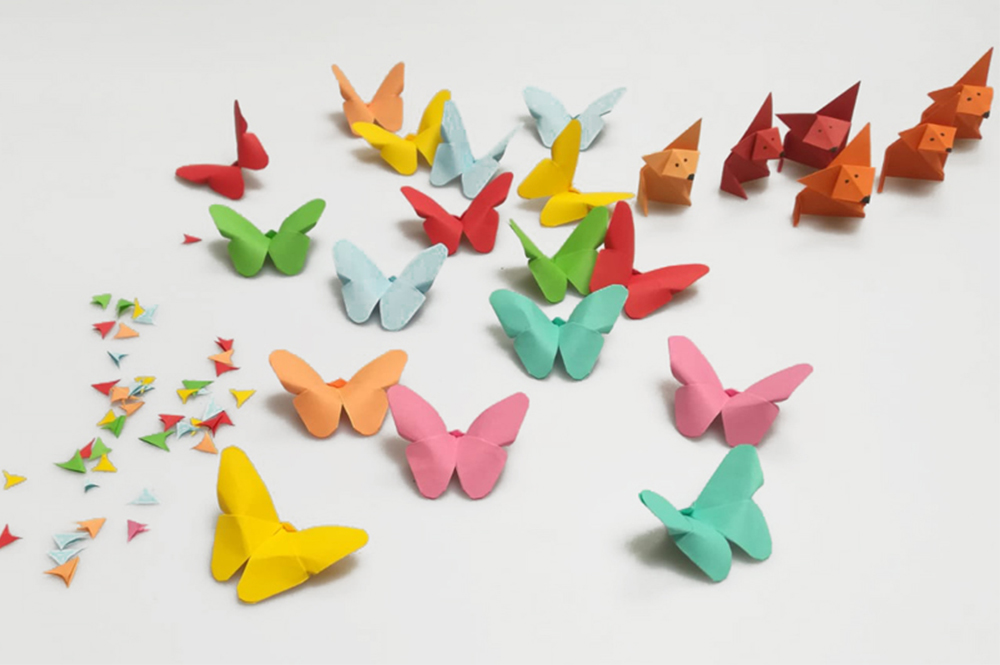 gebastelte Origami Schmetterlinge in verschiedenen Farben