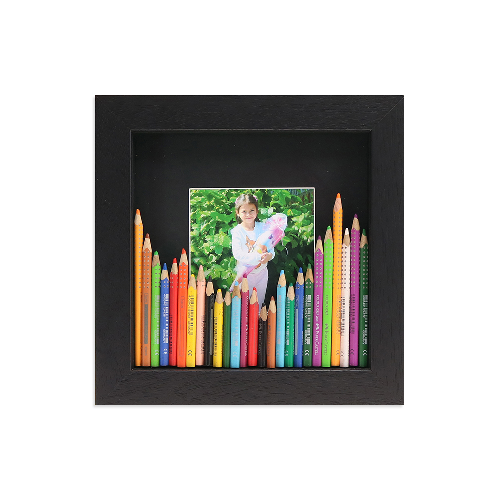 Einschulungsbild mit Buntstiften in schwarzem Objektrahmen