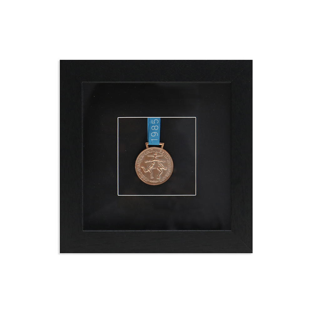 Auszeichnung eingerahmt in schwarzem Objektrahmen bronzene Medaille in schwarzem Objektrahmen aus Holz