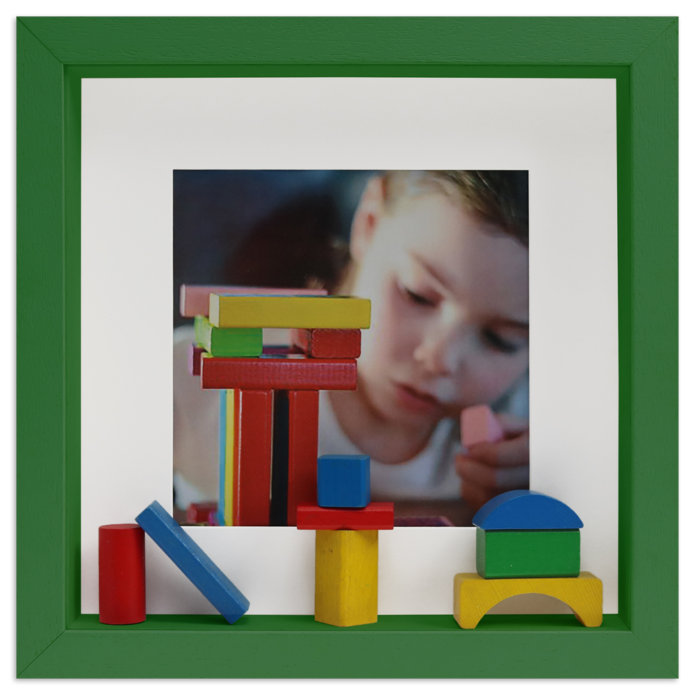 grüner Objektrahmen mit Kinderfoto und Bausteinen