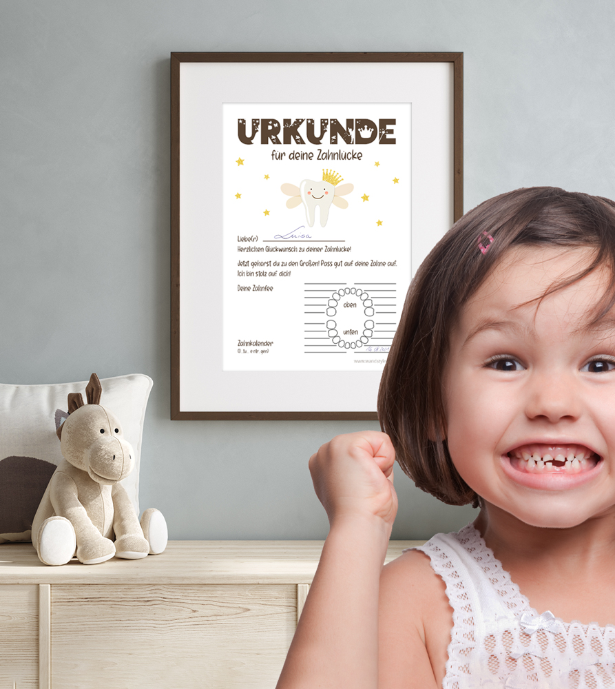 Urkunde für Zahnlücke eingerahmt in braunem Holzrahmen Mädchen freut sich über Urkunde von der Zahnfee