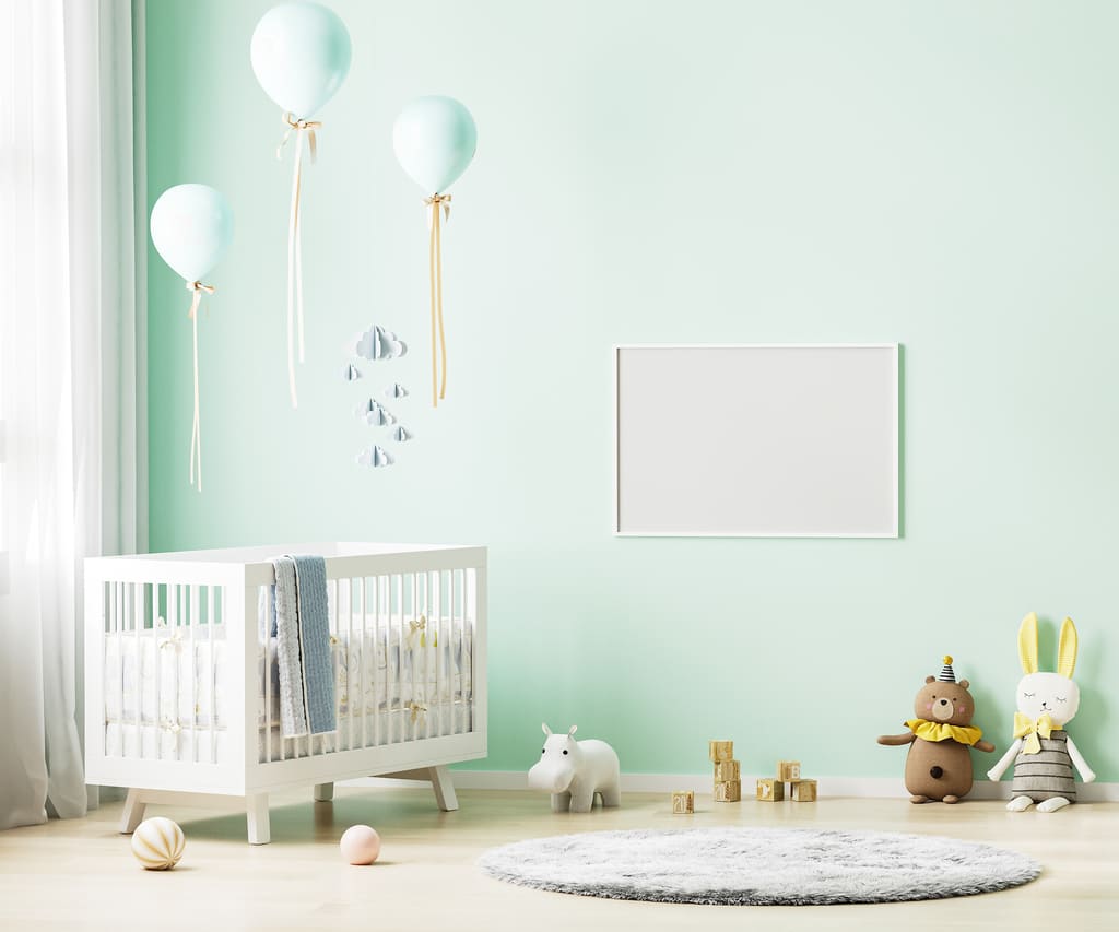 grüne und ökologische Wandfarbe in modernem Kinderzimmer Kinderzimmer mit Spielzeugen und Grün gestrichener Wand