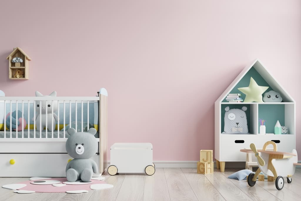 modernes Kinderzimmer in der Wandfarbe Hellrosa in Rosa gestrichenes Kinderzimmer mit Spielzeugen