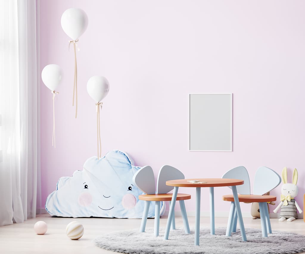 modernes Kinderzimmer mit violetter Wandfarbe fröhlich gestaltetes Kinderzimmer in Lila mit weißem Bilderrahmen