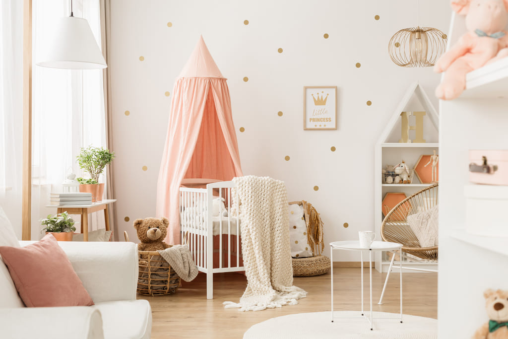 modernes Kinderzimmer in der Wandfarbe Weiß fröhlich und hell gestaltetes Kinderzimmer mit Bilderrahmen zur Dekoration