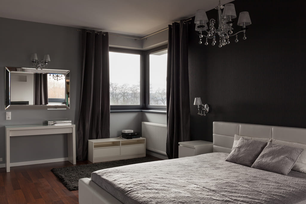 dunkel und edel gehaltenes Schlafzimmer mit schwarzer Wandfarbe Schlafzimmer mit schwarzen Wänden und teurer Ausstattung