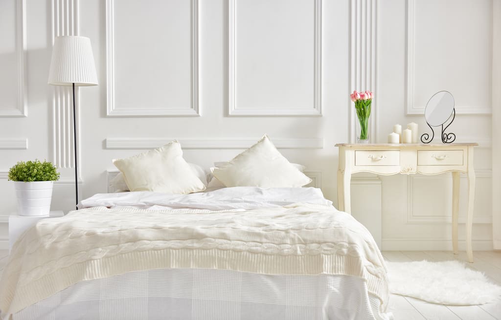 komplett weißes Schlafzimmer im klassischen Stil elegantes Schlafzimmer vollständig in der Farbe Weiß gehalten