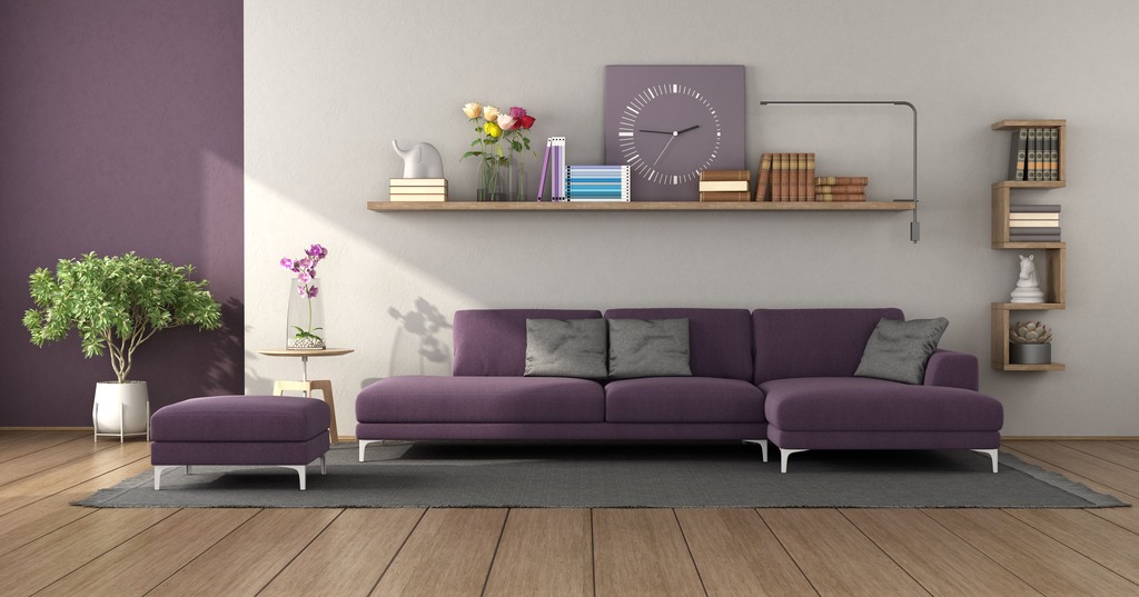 modernes Wohnzimmer in den Wandfarben Violett und Weiß großflächiges Wohnzimmer mit modernen Möbeln
