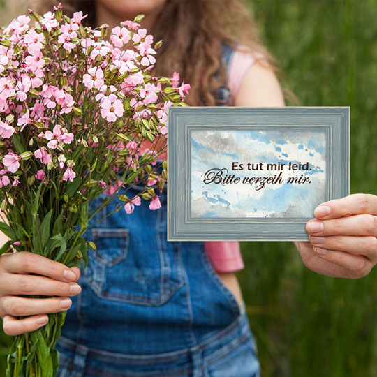 “Mädchen_schenkt_Blumen_und_Bilderrahmen_zur_Entschuldigung”